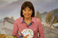 Foto von Monika Fasnacht mit Jasskarten in der Hand